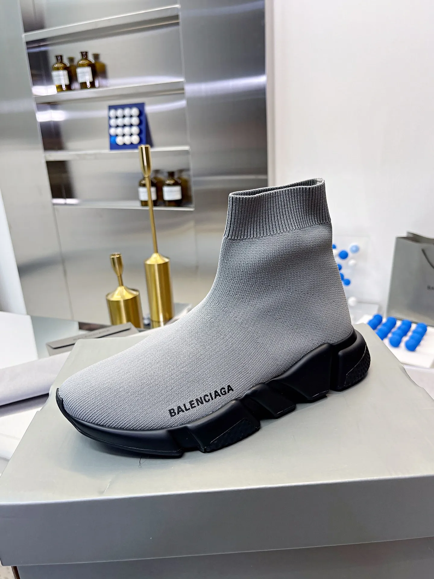 👟👟Ex-factory price 400👟👟 Balenciaga classic sock boots, originally produced by the factory, purchasing agent level. The latest original outsole mold, (TPU ten-vacuum outsole, the highest version on the market, please do not compare prices with TPR outsole, don’t bother if you don’t know the product) The black, white and red three-color vacuum sole shows high-end luxury. •Upper: elastic fly weave double-layer composite gold wire high-elastic knitted mesh cotton •Inner lining: imported double-sided velvet, which is comfortable and resilient to shape •Insole: original imported terry cloth, breathable but not fading •Sole: TPU ten-vacuum outsole (to eliminate pores) •Packaging: full set of packaging (certificate, invoice, cloth bag, handbag) •Size: 34-45 standard code (34, 45, 46.47 can be customized and are not returnable)